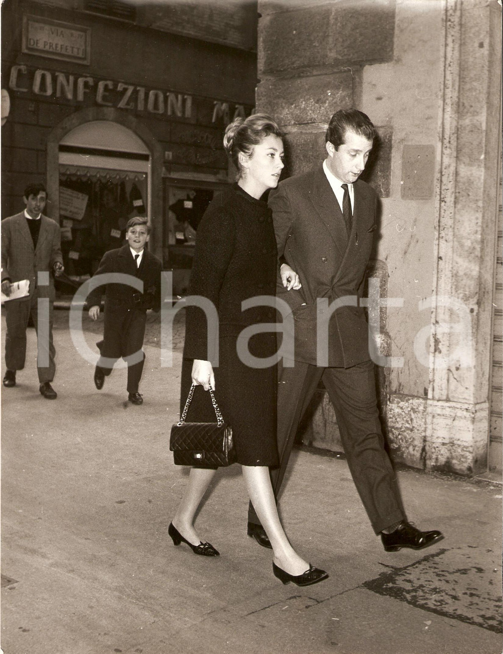 Fotografia d epoca originale 1960 ca ROMA Alberto di LIEGI Paola RUFFO DI CALABRIA in Via dei Prefetti Foto 1