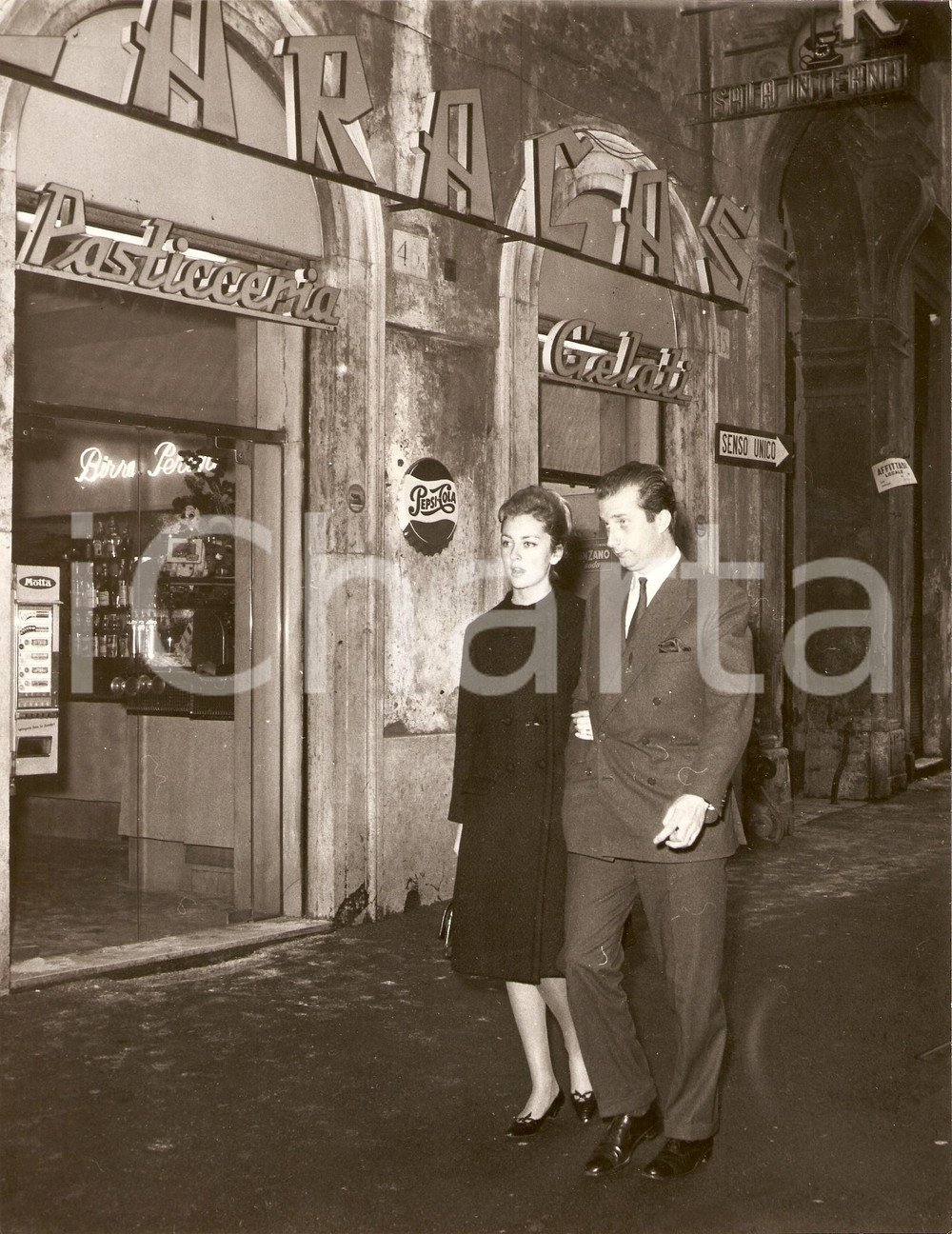 Fotografia d epoca originale 1960 ca ROMA Alberto di LIEGI Paola RUFFO DI CALABRIA  Bar CARACAS PEPSI COLA 1