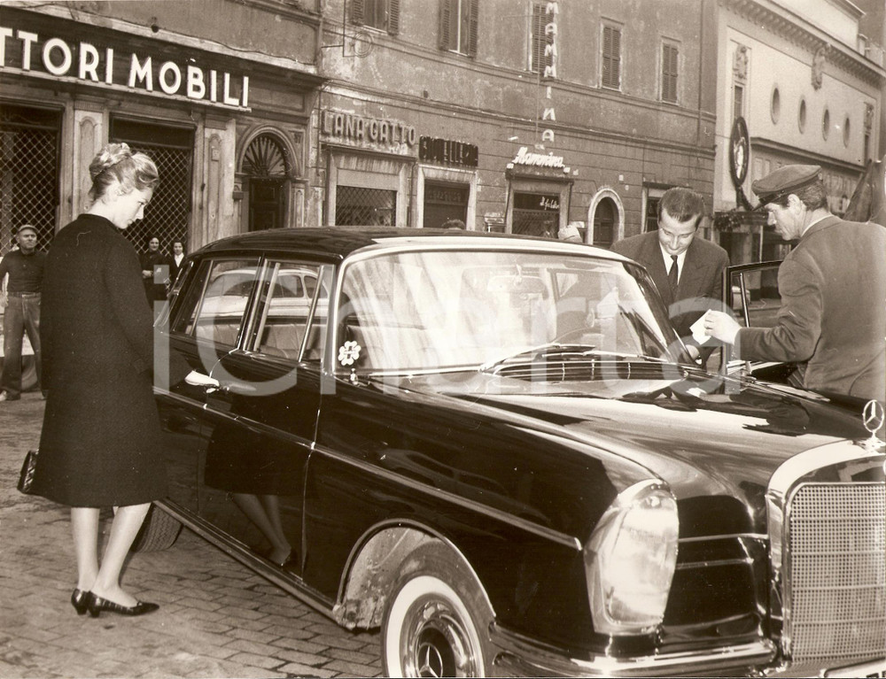 Fotografia d epoca originale 1960 ca ROMA Alberto di LIEGI Paola RUFFO DI CALABRIA salgono su MERCEDES Foto 1