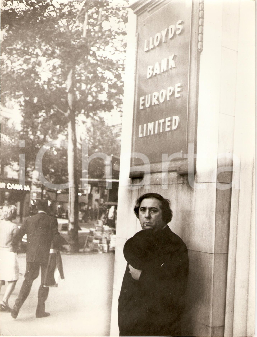 Fotografia d epoca originale 1960 ca PARIS JeanMarie PROSLIER mendicante davanti a LLOYDS BANK EUROPE Foto 1