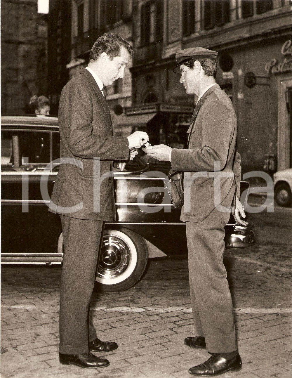 Fotografia d epoca originale 1960 ca ROMA Alberto di LIEGI dà mille lire di mancia all autista Fotografia 1