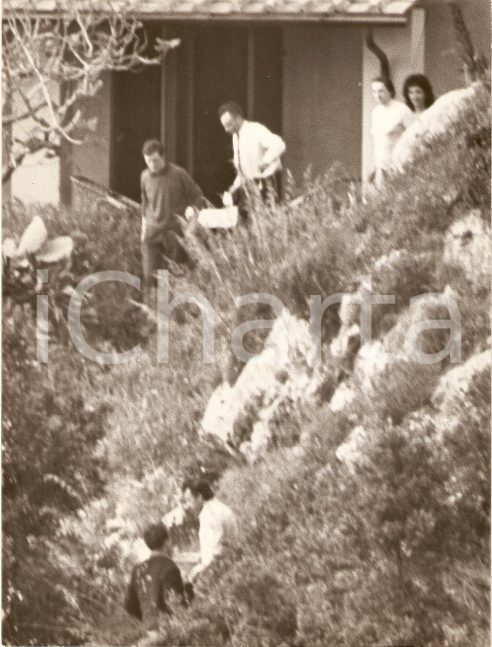 Fotografia d epoca originale 1965 ca CALA PICCOLA Monte Argentario Richard BURTON picchia un PAPARAZZO Foto 1