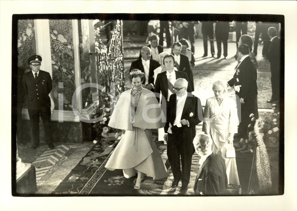 Fotografia d epoca originale 1972 KOLN Gustav HEINEMANN guida Margrethe di DANIMARCA al Castello di BRUHL 1