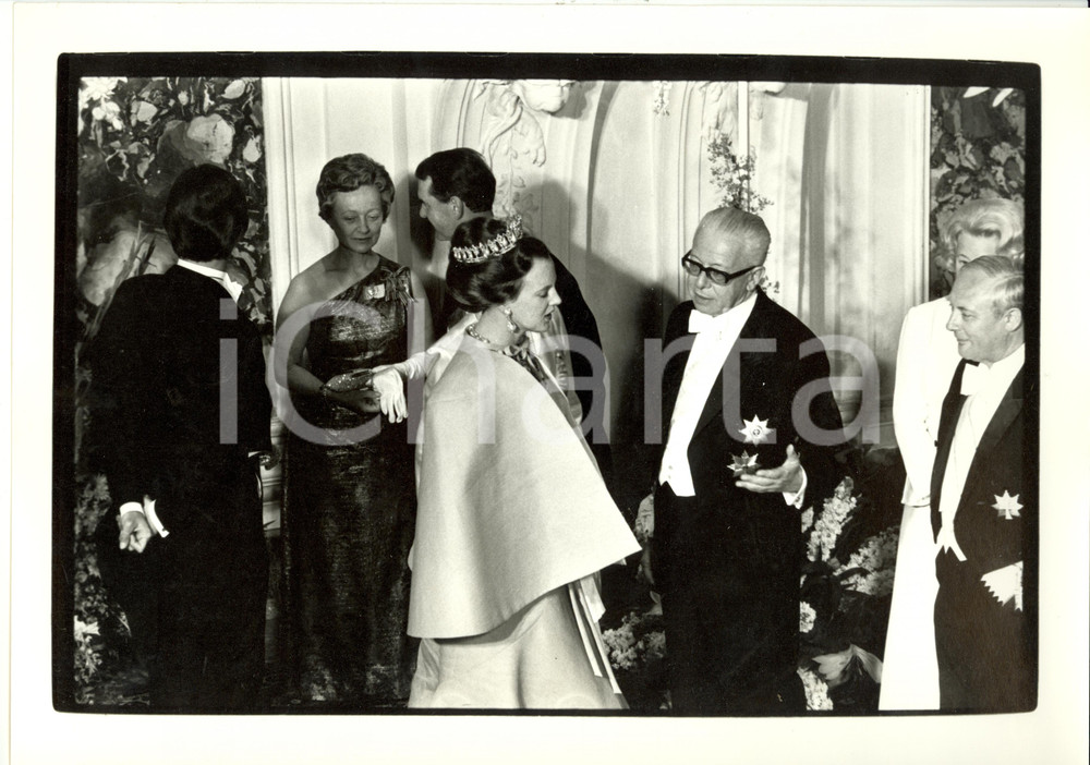 Fotografia d epoca originale 1972 KOLN Gustav HEINEMANN parla con Margrethe di DANIMARCA Castello di BRUHL 1
