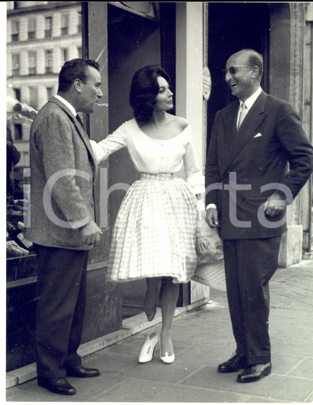 Fotografia d epoca originale 1960 ca PARIS Ludmilla TCHERINA all uscita dai grandi magazzini PRINTEMPS Foto 1