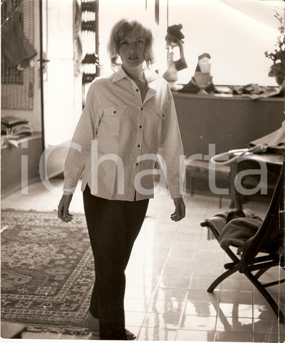 Fotografia d epoca originale 1965 circa CINEMA Monica VITTI ritratta nella sua abitazione Foto DANNEGGIATA 1