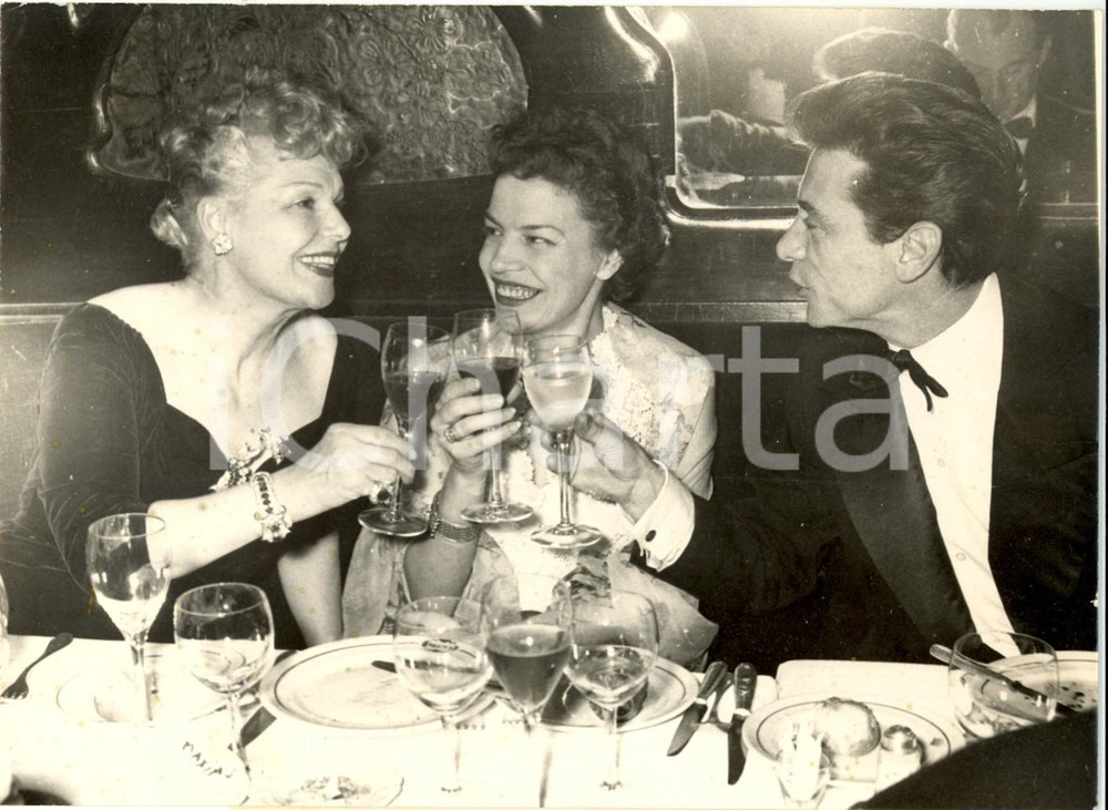 Fotografia d epoca originale 1955 PARIS F Elvire POPESCO brinda con Robert LAMOUREUX al ristorante MAXIM S 1