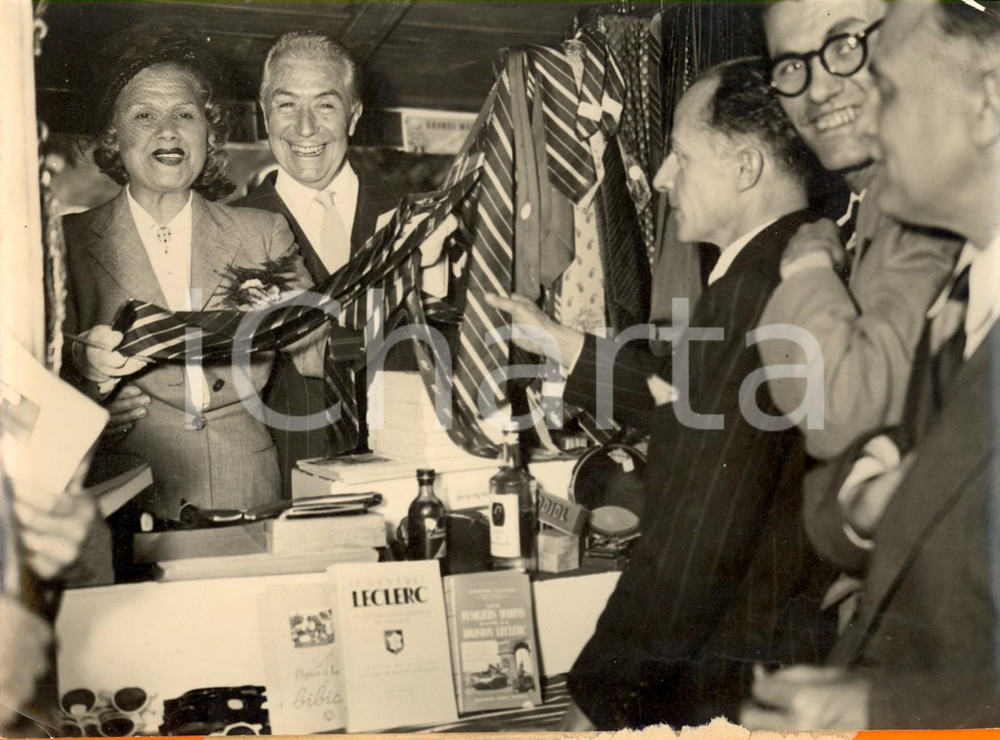 Fotografia d epoca originale 1955 ca PARIS Elvire POPESCO e Albert PREJEAN vendono cravatte Kermesse Etoiles 1