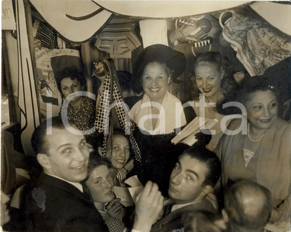 Fotografia d epoca originale 1949 PARIS TUILERIES Elvire POPESCO vende cravatte alla Kermesse aux ETOILES 1