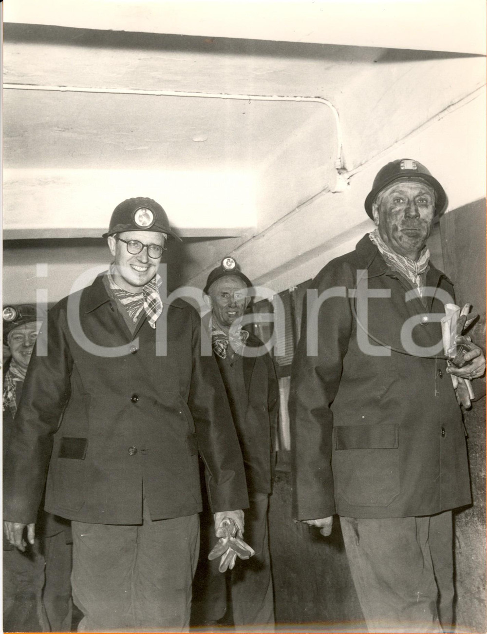 Fotografia d epoca originale 1960 ca GENK Re BALDOVINO con minatori nella miniera di carbone WATERSCHEI 1