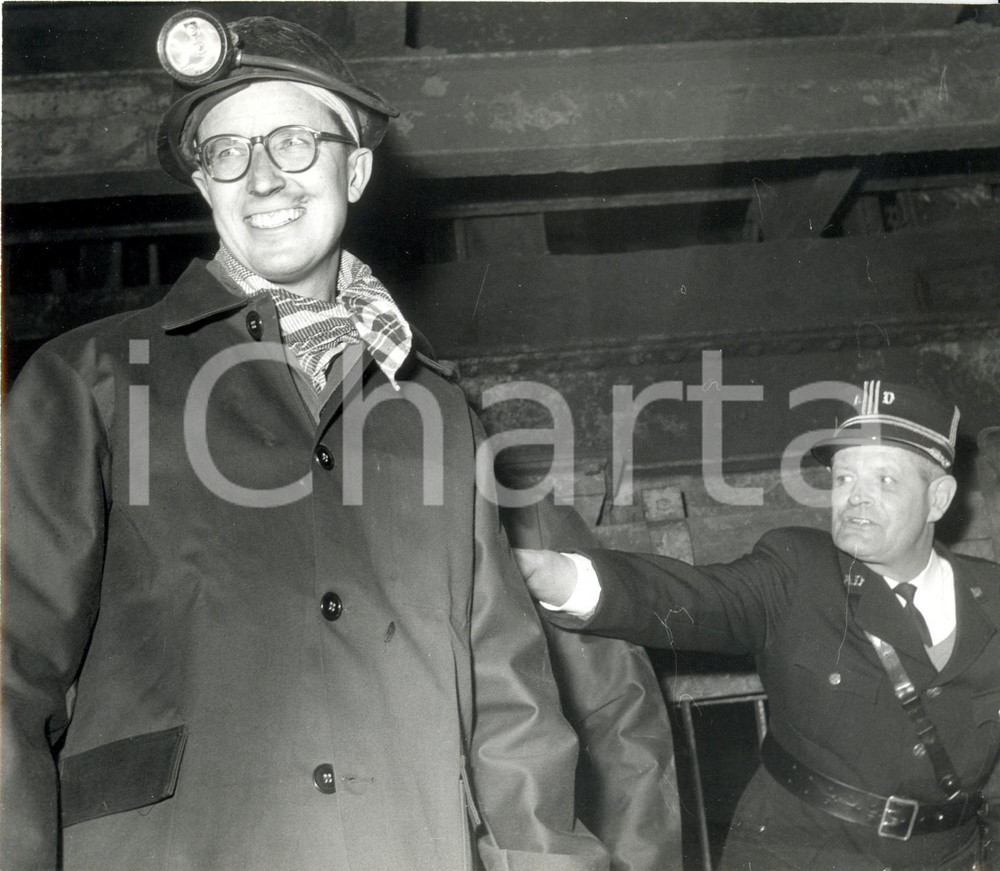 Fotografia d epoca originale 1960 ca GENK B Re BALDOVINO con un gendarme alla miniera di carbone WATERSCHEI 1