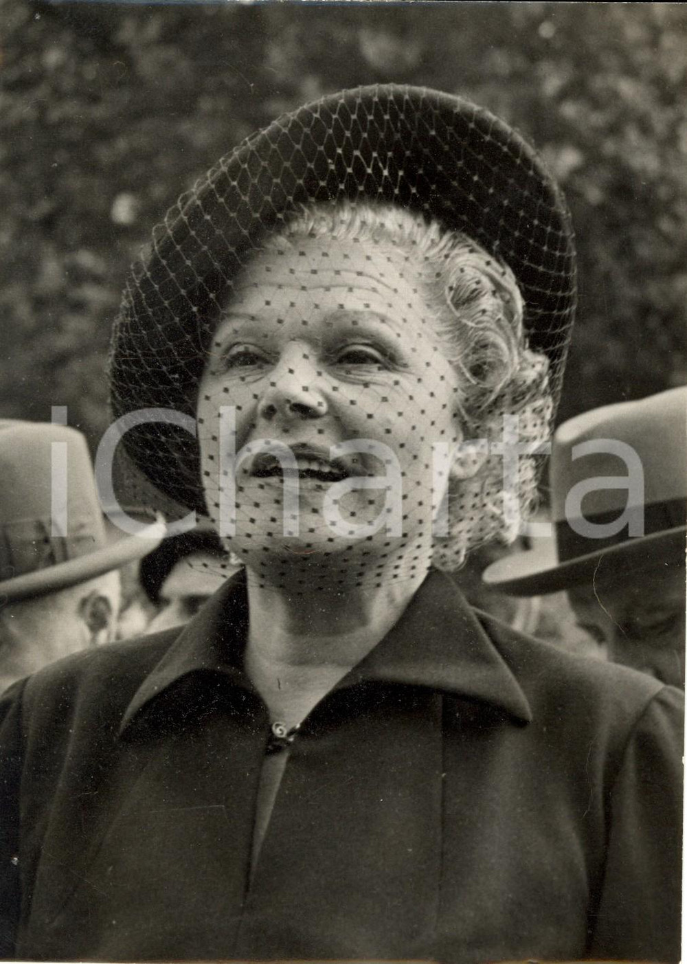 Fotografia d epoca originale 1950 ca DEAUVILLE F Attrice Elvire POPESCO in veletta nera a Gran Prix ippica 1