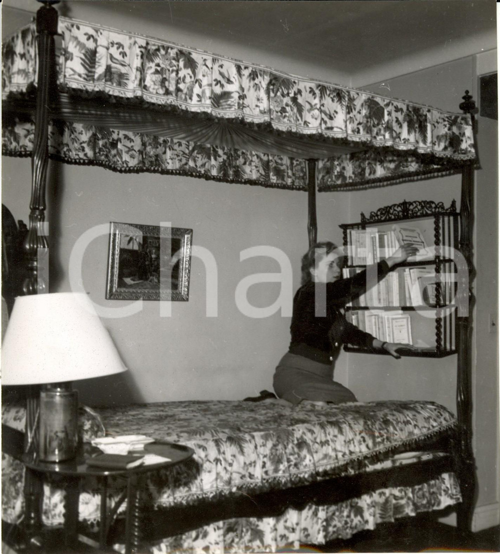 Fotografia d epoca originale 1950 ca CINEMA Nicole STEPHANE in camera da letto con i suoi libri Fotografia 1