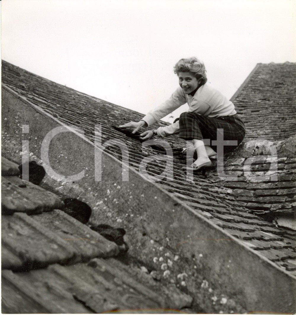 Fotografia d epoca originale 1950 ca CINEMA Nicole STEPHANE ripara tegole del tetto della casa di campagna 1
