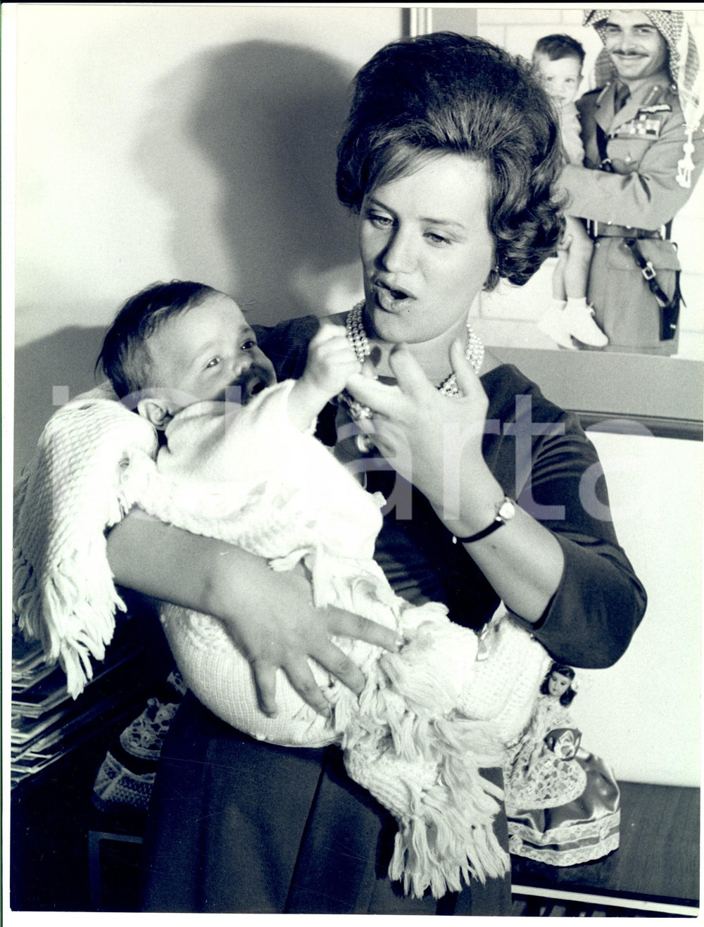 Fotografia d epoca originale 1963 GIORDANIA Antoinette GARDINER e Faysal, figlio di re Hussein Foto 1