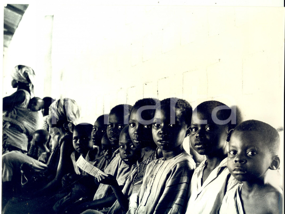 Fotografia d epoca originale 1968 NIGERIA Guerra del BIAFRA Bambini in un campo profughi Fotografia 1