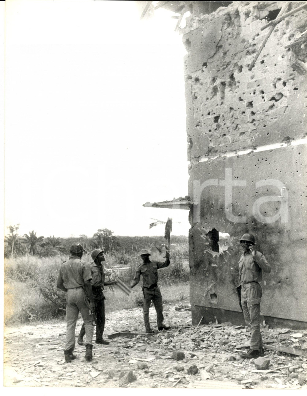 Fotografia d epoca originale 1968 OGIDI NIGERIA GUERRA BIAFRA Case mitragliate dall esercito in ritirata 1