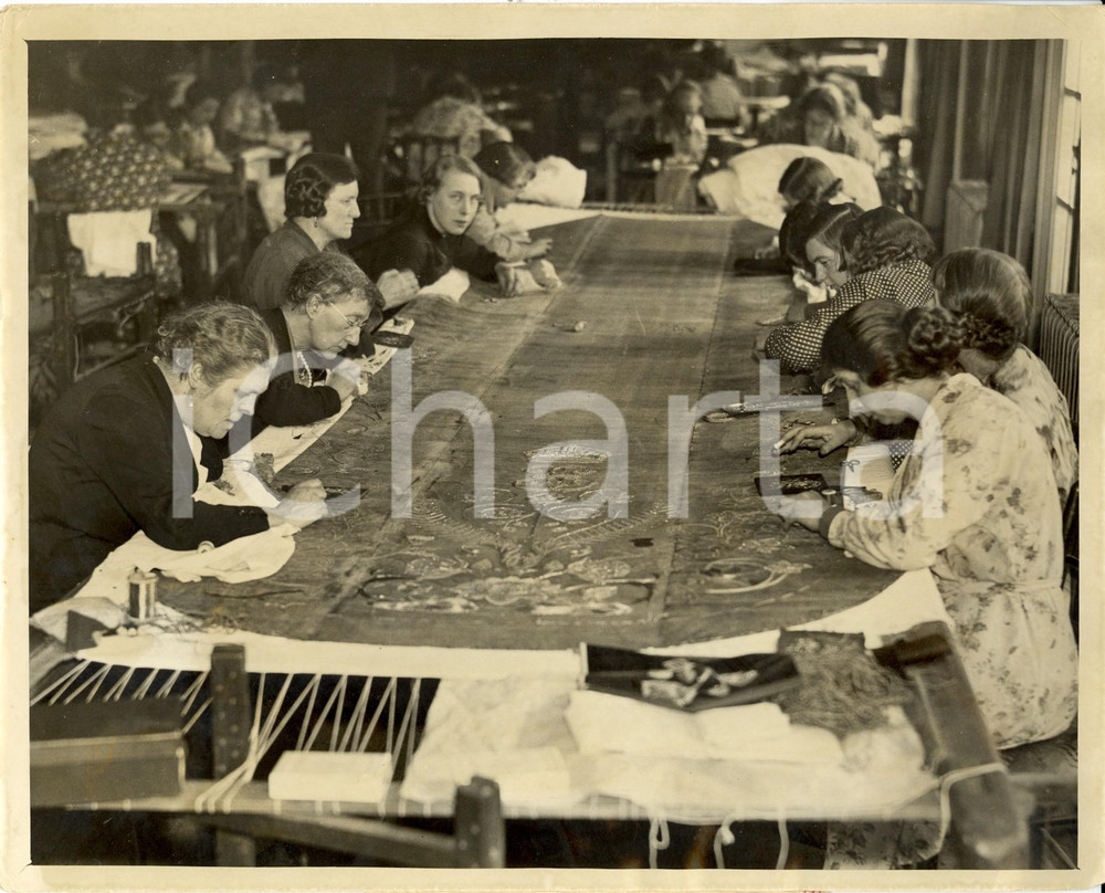Fotografia d epoca originale 1937 LONDON Sarte ricamano in oro drappo per trono regina madre ELISABETTA 1