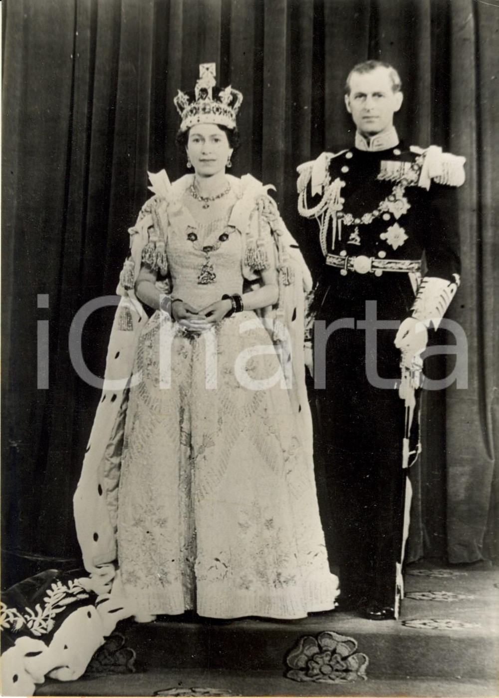Fotografia d epoca originale 1953 BUCKINGHAM PALACE Regina ELISABETTA e principe FILIPPO dopo l incoronazione 1