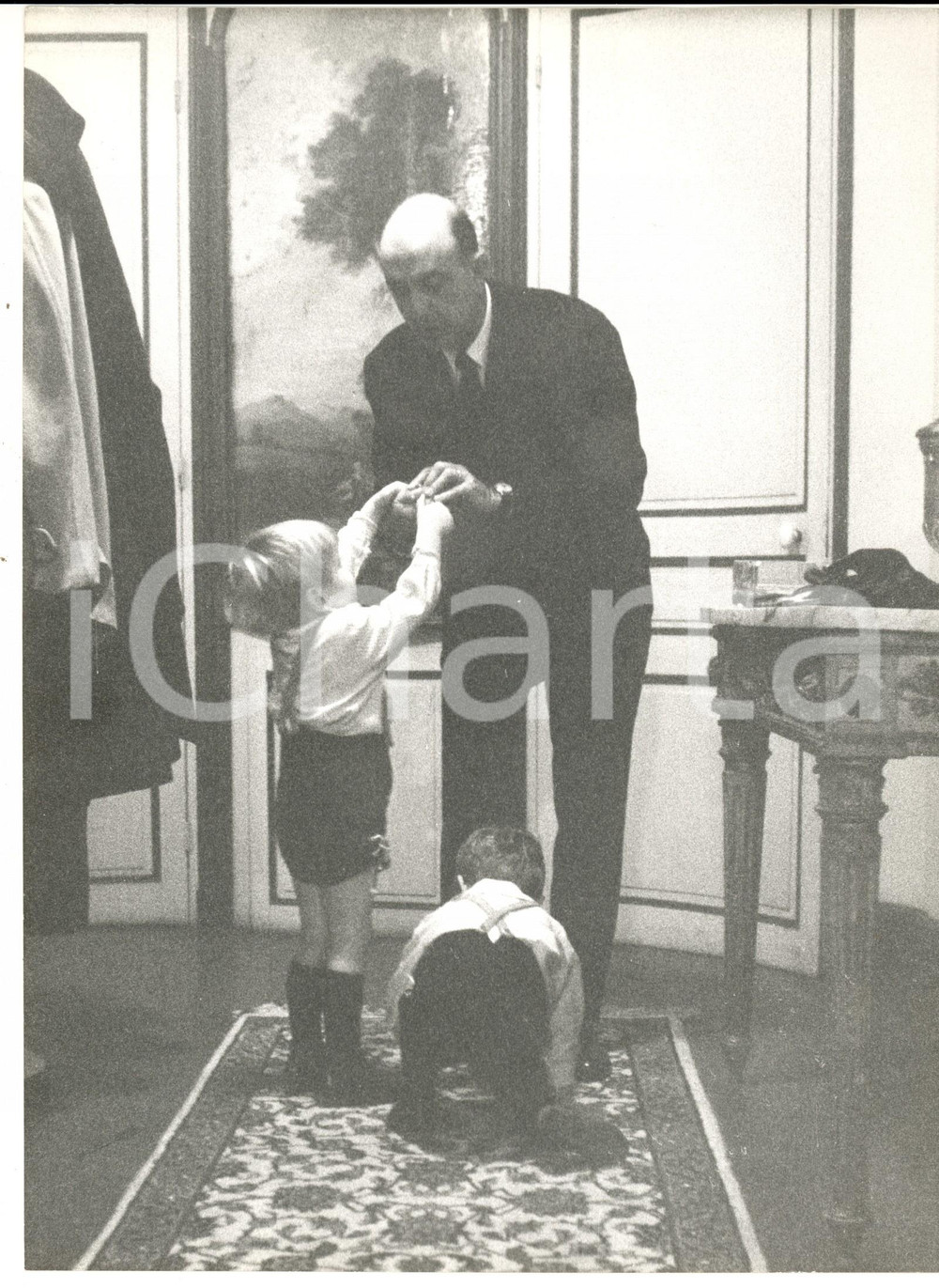 Fotografia d epoca originale 1965 ca VERSAILLES Umberto II gioca con i figli di Maria Pia di SAVOIA Foto 1