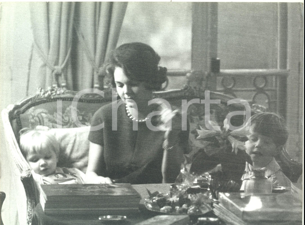 Fotografia d epoca originale 1965 ca VERSAILLES F Maria Pia di SAVOIA ritratta con i figli maggiori Foto 1