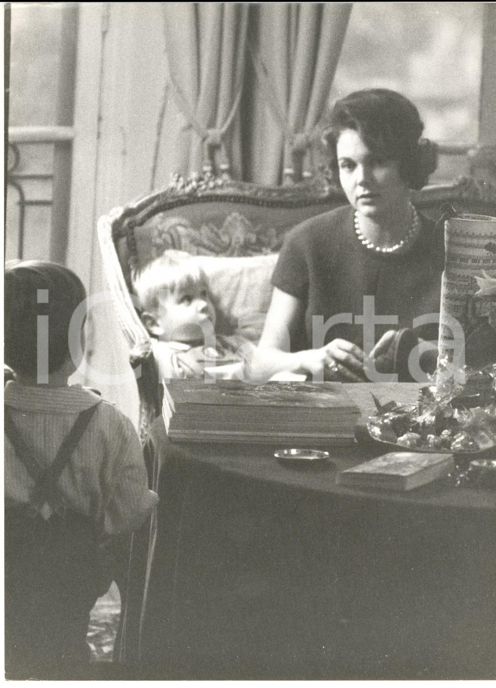 Fotografia d epoca originale 1965 ca VERSAILLES F Maria Pia di SAVOIA ritratta con i figli maggiori Foto 1