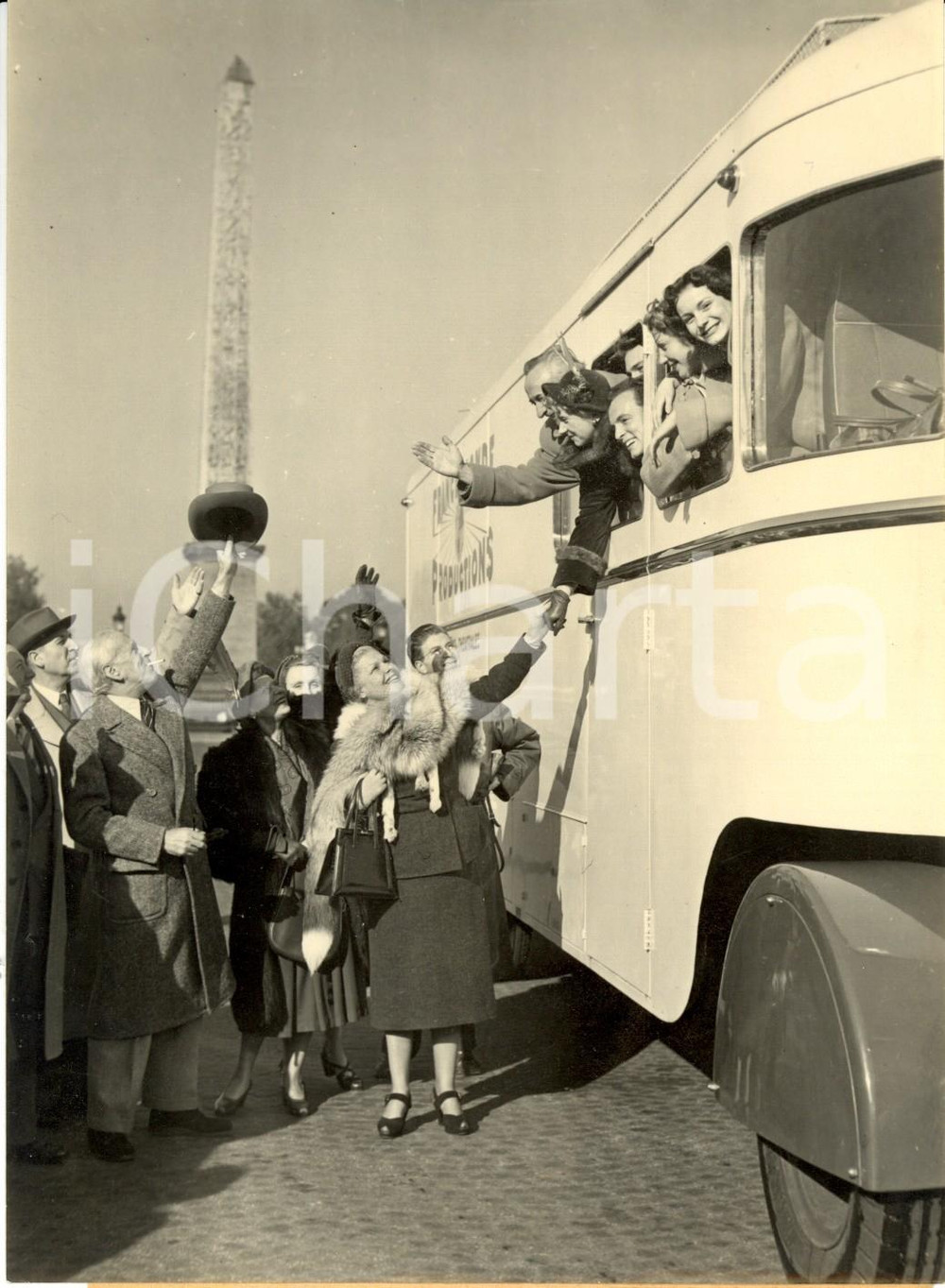 Fotografia d epoca originale 1949 PARIS Elvire POPESCO e AndrÃ© BRULE salutano troupe di Robert PIZANI Foto 1