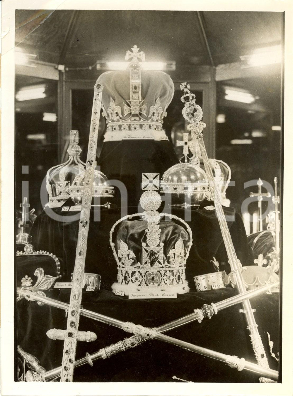 Fotografia d epoca originale 1950 ca LONDON Repliche gioielli della Corona collezione Max BERMAN Foto mostra 1