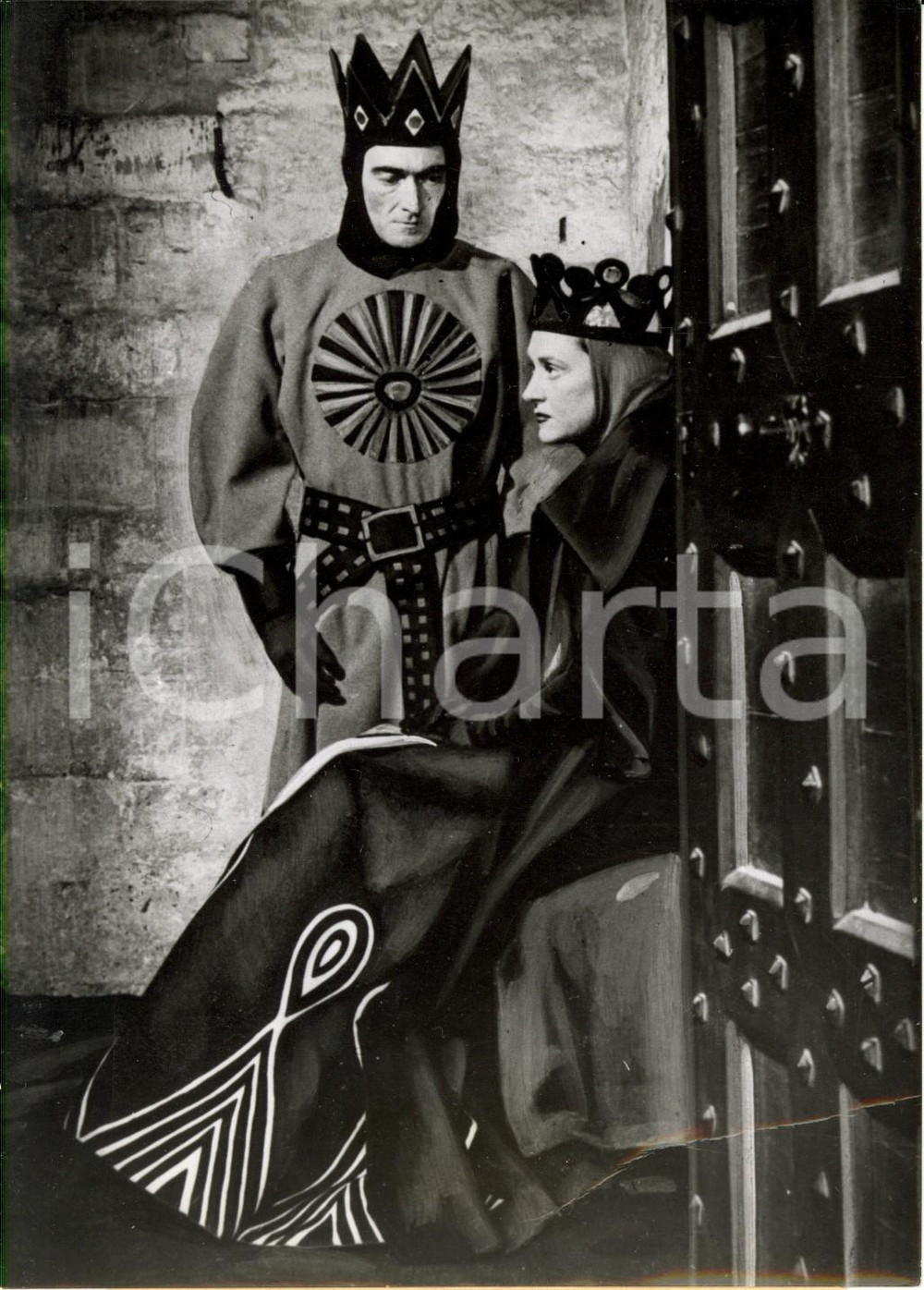 Fotografia d epoca originale 1955 ca PARIS THEATRE CHAILLOT TNP Jean VILAR e Maria CASARES recitano MACBETH 1