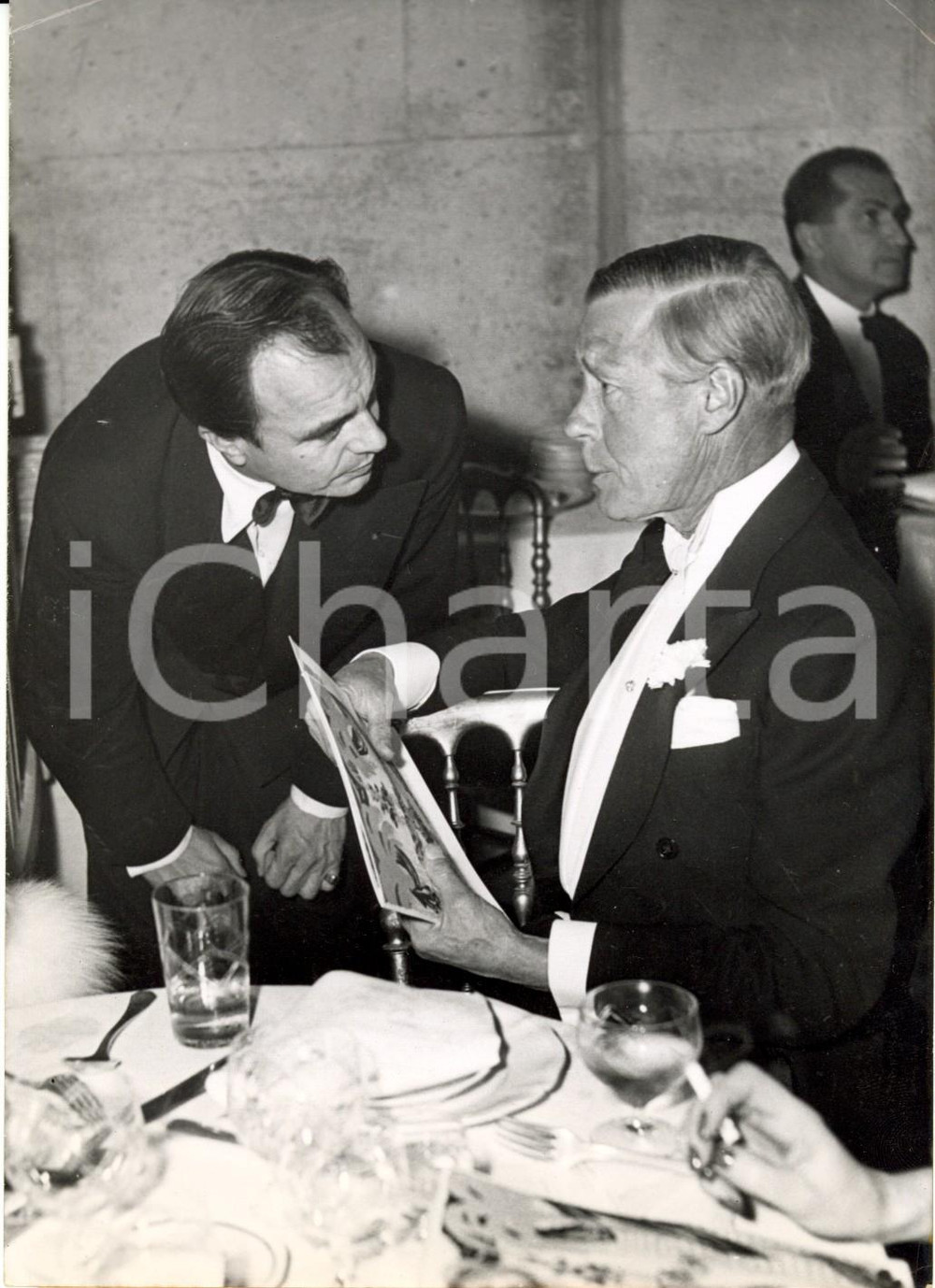 Fotografia d epoca originale 1953 VERSAILLES Edward di WINDSOR principe Ali KHAN all Orangerie del Castello 1