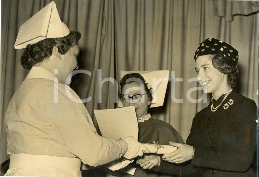Fotografia d epoca originale 1956 LONDON Principessa MARGARET premia infermiera francese Paulette POULTER 1