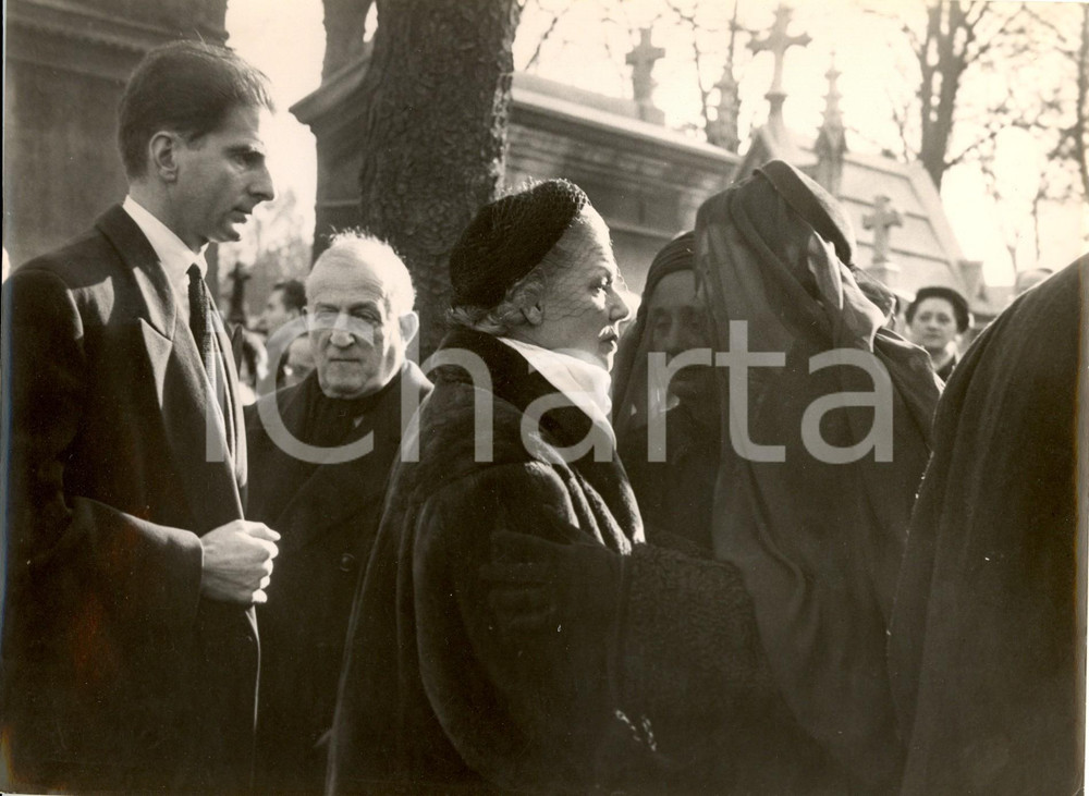 Fotografia d epoca originale 1953 PARIS CIMITERO DI PASSY Elvire POPESCO con vedova e figlia Henri BERNSTEIN 1