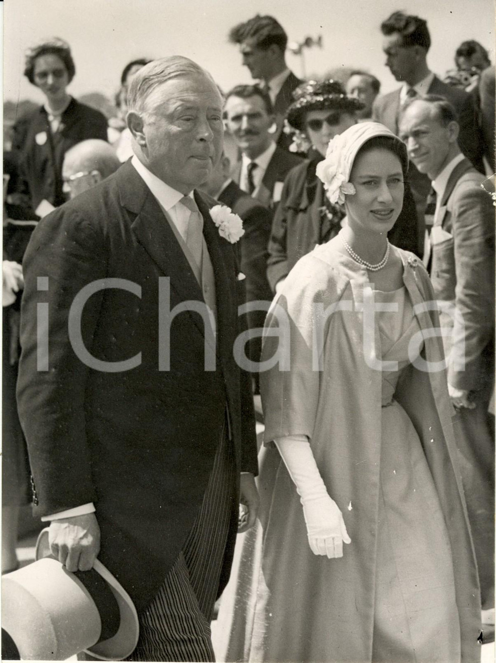 Fotografia d epoca originale 1958 EPSOM UK Principessa MARGARET Bernard FitzalanHoward di NORFOLK al derby 1