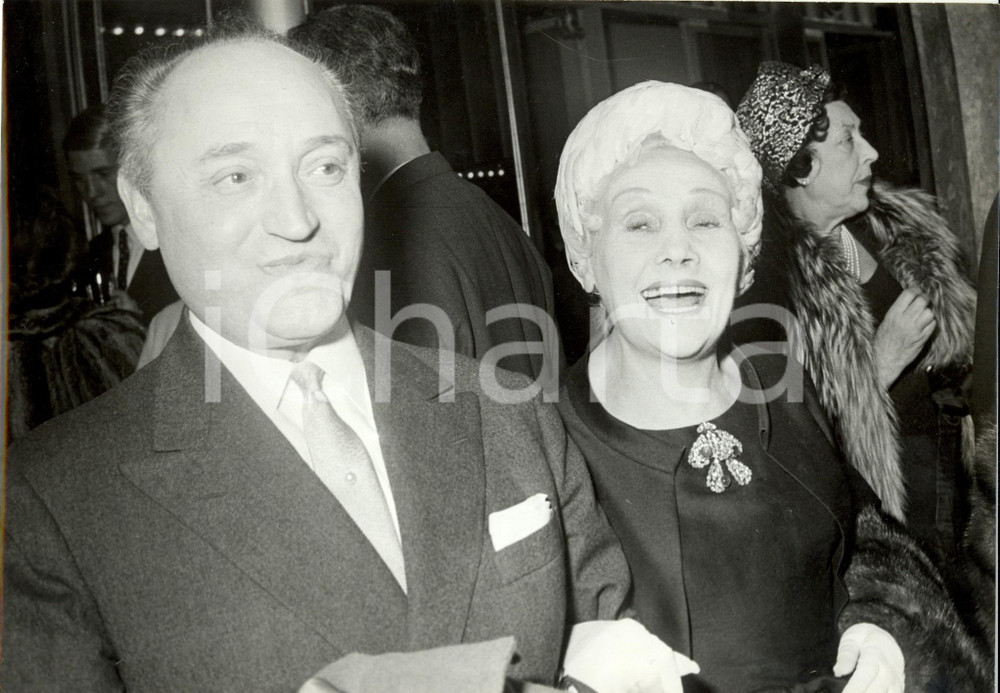 Fotografia d epoca originale 1960 ca PARIS Attori Elvire POPESCO Jean Emile CHARPINI a una serata di gala 1