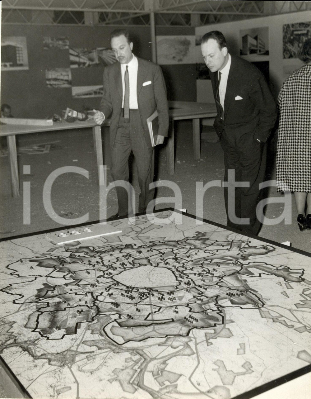 Fotografia d epoca originale 1955 PARIS Pierre SUDREAU commissario URBANISTICA studia piano regolatore 1 1