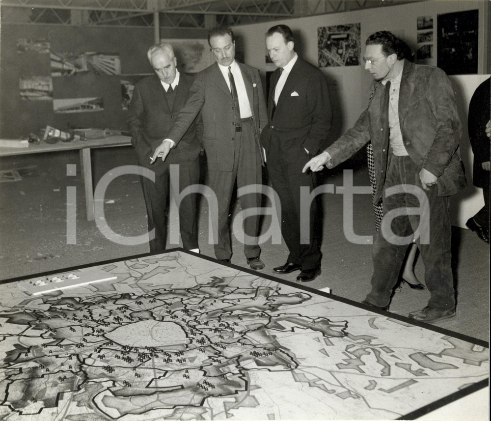 Fotografia d epoca originale 1955 ca PARIS Pierre SUDREAU e urbanisti davanti al nuovo piano regolatore 1 1