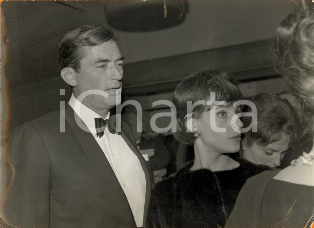 Fotografia d epoca originale 1960 ca PARIS Gregory PECK con la moglie Veronique PASSANI a una serata di gala 1