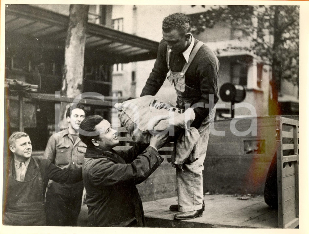 Fotografia d epoca originale 1945 ca PARIS Robert VILLEMAIN  scaricatore di verdura prima del pugilato Foto 1