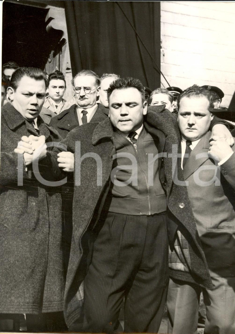 Fotografia d epoca originale 1958 BONDY F Robert VILLEMAIN esce dalla chiesa dopo funerali della moglie 1