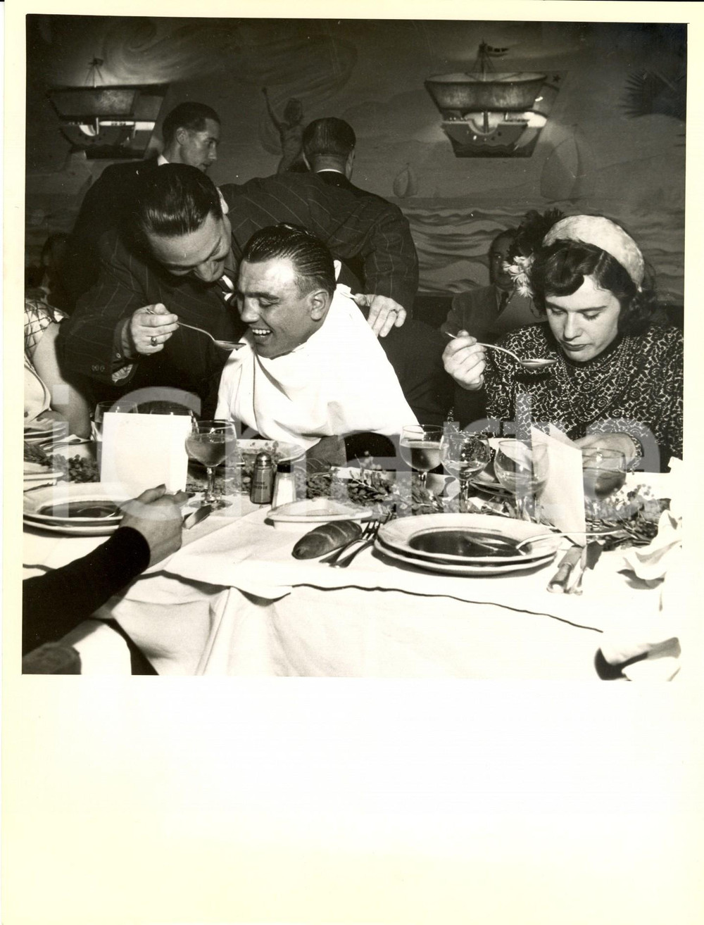 Fotografia d epoca originale 1950 ca PARIS Jean BRETONNEL imbocca Robert VILLEMAIN a cena con moglie DENISE 1