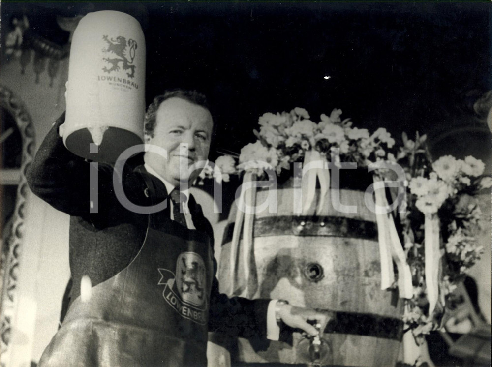 Fotografia d epoca originale 1981 MUNCHEN D Ministro Gerold TANDLER spilla birra LOWENBRAU Fotografia 1