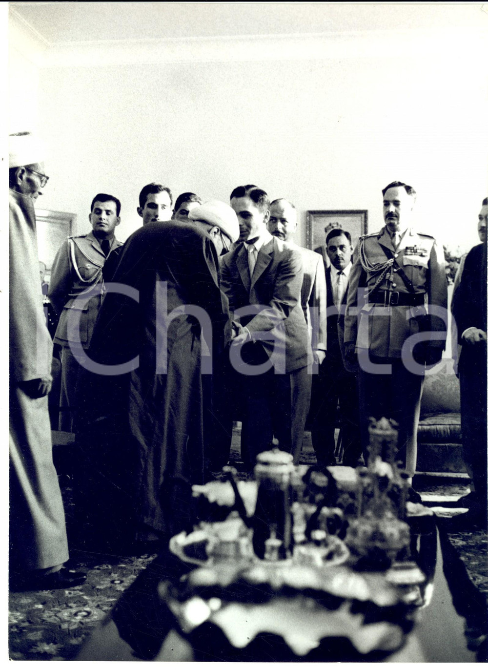Fotografia d epoca originale 1965 ca AMMAN Re Hussein di GIORDANIA riceve le autoritÃ  religiose Fotografia 1