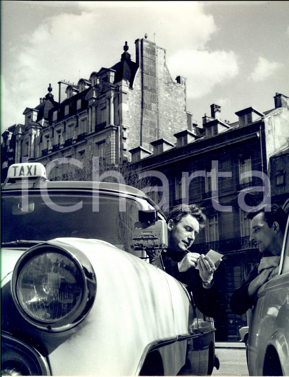 Fotografia d epoca originale 1960 ca PARIS F Pierre PERRIN firma un autografo in taxi Fotografia 1