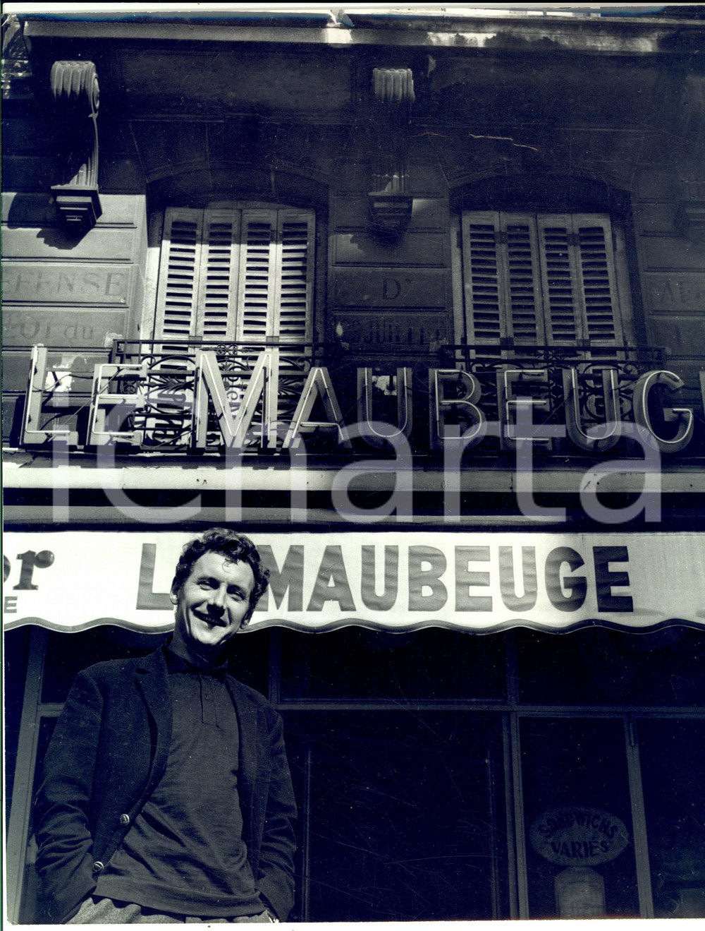 Fotografia d epoca originale 1960 ca PARIS F Pierre PERRIN star del caffÃ¨ LE MAUBEUGE Fotografia 1