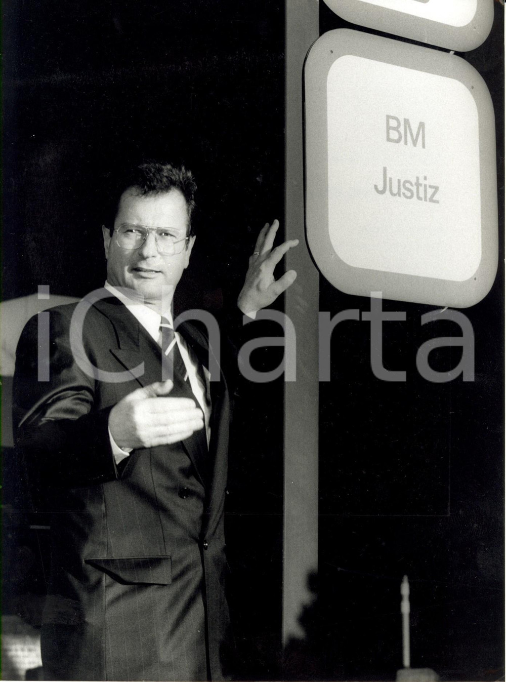 Fotografia d epoca originale 1990 circa BERLIN Klaus KINKEL sul portone del Ministero della Giustizia Foto 1