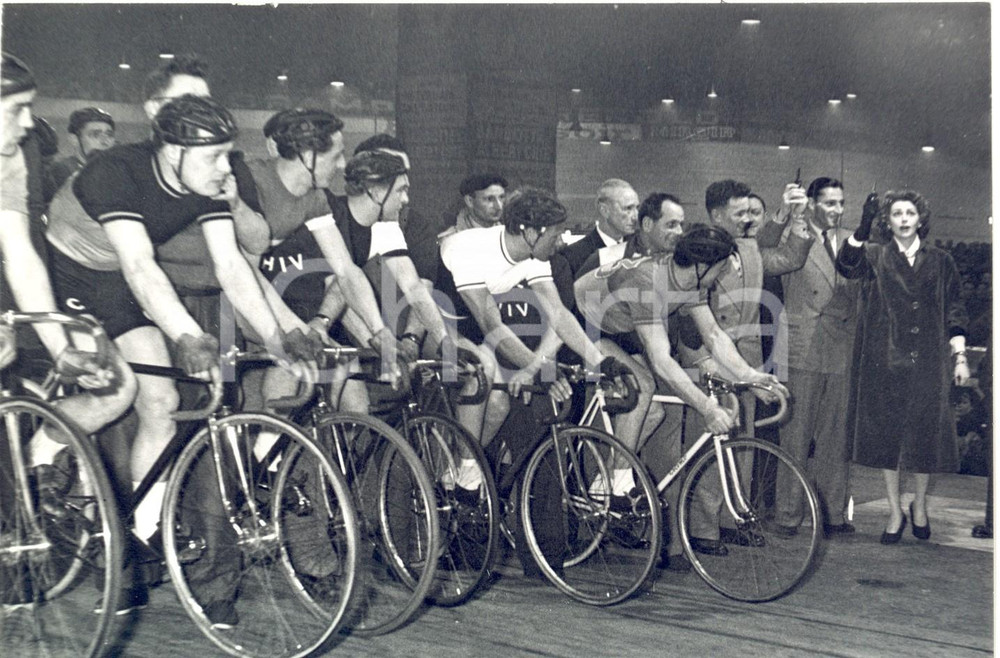 1952 PARIS (F) Vélodrome d'hiver - Anne VERNON au départ de la SIX JOURS *Photo