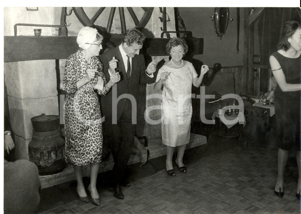 Fotografia d epoca originale 1960 ca PARIS Pierre PERRIN danza con la madre e Gaby MORLAY Fotografia 1