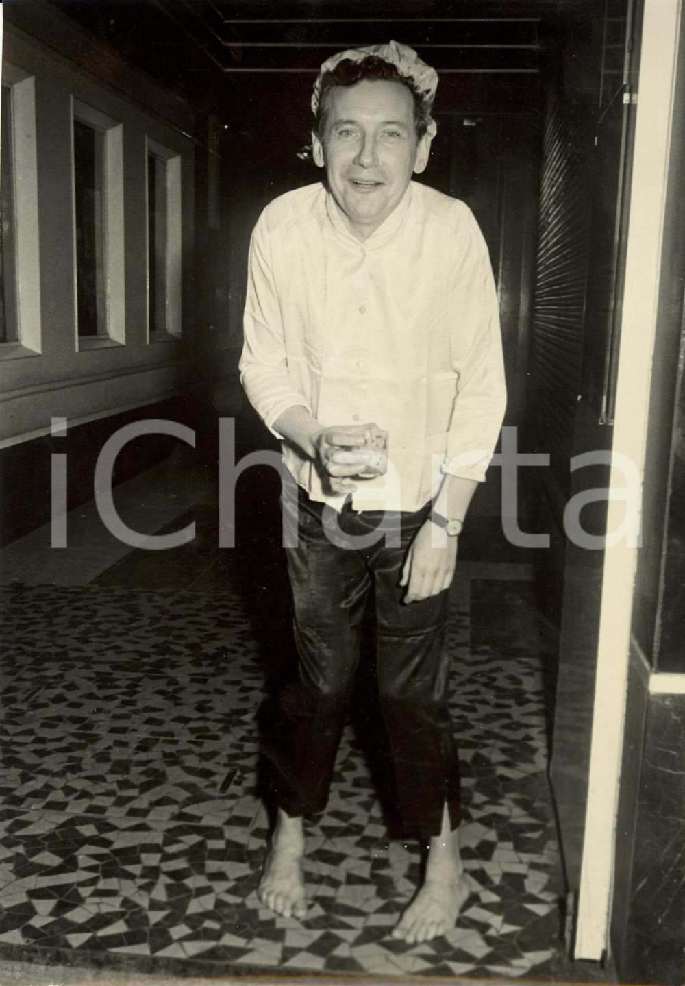 Fotografia d epoca originale 1960 ca PARIS ? Cantante Pierre PERRIN ubriaco con cuffia da doccia Foto 1