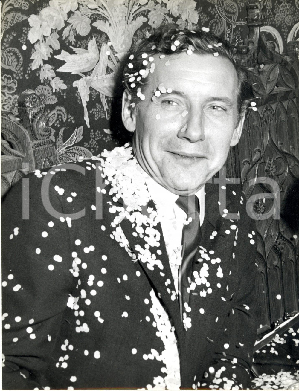 Fotografia d epoca originale 1960 ca PARIS Cantante Pierre PERRIN ricoperto di coriandoli Fotografia 1