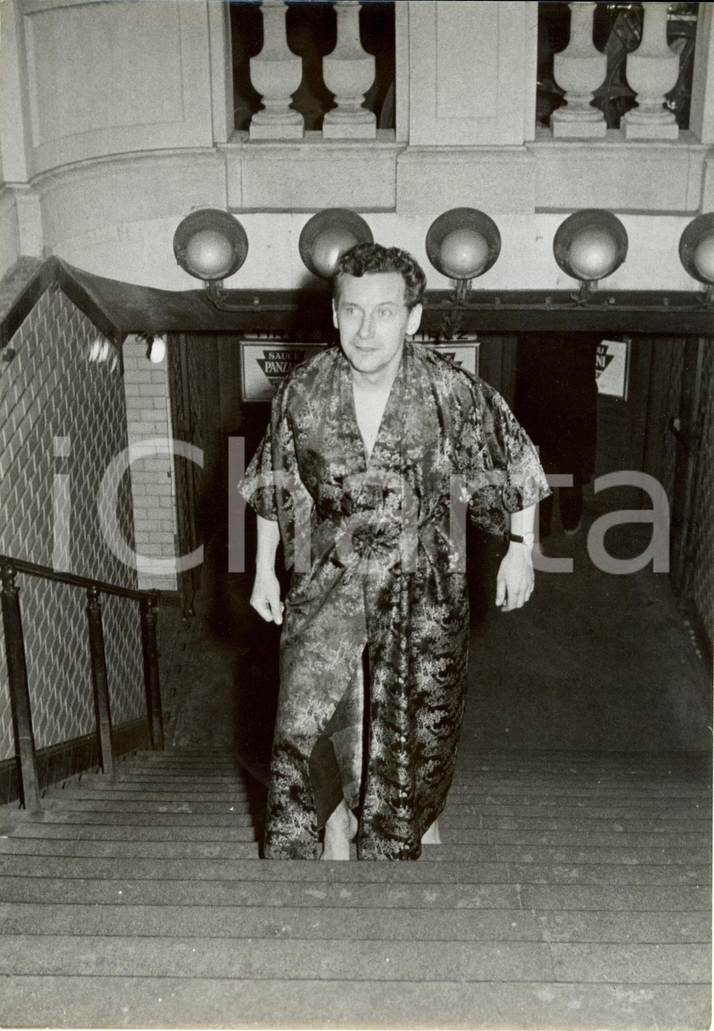 Fotografia d epoca originale 1960 ca PARIS Cantante Pierre PERRIN in kimono sale le scale Fotografia 1